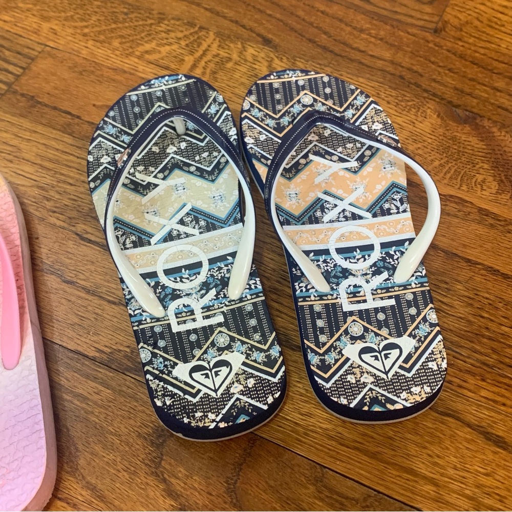 4 Pairs Girls Flip Flop Beach Sandal Shoes
2 / 3
NWT Mermaid & Rainbow
GUC Roxy - Picture 10 of 11